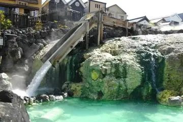 The surreal effects of Yubatake at night and illuminated (Photo: <a href="https://commons.wikimedia.org/wiki/File:Kusatsu_Yubatake_03.JPG" target="_blank" rel="noreferrer noopener nofollow">あばさー </a> / Public Domain)