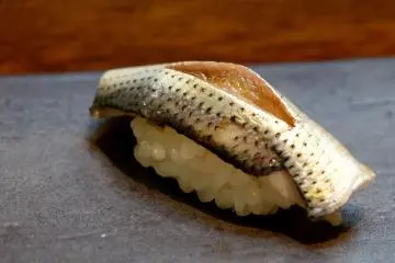 Edo-mae sushi (Photo: <a href="https://www.flickr.com/photos/jseita/19265064809/in/photolist-vmouzP-YQjBfn-216vsh9-uFQ4E5-8v3XC8-7MtPbv-2s9M6m-5pUF8f-7Qu3q3-ehuwZK-633wip-2s9MYw-7y4cuN-nDFhsK-2s9Uuh-nBBenK-4rhD2v-4QWGMK-iCuEFq-7s4tbG-nBTPff-7AC2eU-nBEXM9-iCuvhy-4DUCpv-iCubpJ-7iMLke-iCv2kt-4DUBXr-iCucgp-6qenPt-nBBdVx-7LCMRd-d4wdL-nBEUMS-iCufkj-iCut57-iCu5LR-nBEUVN-5pQdaV-rATM4-nzRr7q-nBTQiY-iCuAyY-nBEUfj-nkpvim-nkpDKZ-nBTNnU-nBTRhG-nzRpso" target="_blank" rel="noreferrer noopener nofollow">Jun Seita</a> / <a href="https://creativecommons.org/licenses/by/2.0/" target="_blank" rel="noreferrer noopener nofollow">CC BY 2.0</a>)