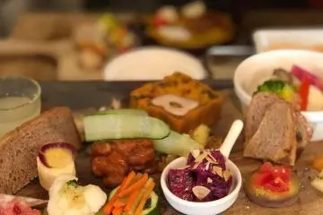 The antipasto plate gives you a chance to try several different things! (Photo: Plus Veganique)