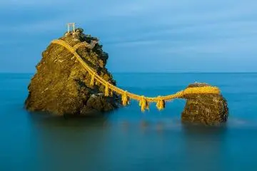 Meoto Iwa at dusk (Photo: <a href="https://commons.wikimedia.org/wiki/File:Meoto_Iwa_at_dusk.jpg" target="_blank" rel="noreferrer noopener nofollow">Emilinho~enwiki</a> / <a href="https://creativecommons.org/licenses/by-sa/4.0/deed.en" target="_blank" rel="noreferrer noopener nofollow">CC BY-SA 4.0</a>)