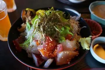 Shirasu-don with extra seafood toppings (Photo: <a href="https://www.flickr.com/photos/ladyous/38676442605/in/photolist-ggtWFe-acN5AD-pd6L4s-mfaEzt-9EKvu3-21VGSVk-7kDhRE-a4nbdx-Jgwsb-Jmfzb4-sAimPu-q9zjCF-6U4RL9-dVZ8K8-GAQXXU-bX2pQa-7Nj5po" target="_blank" rel="noreferrer noopener nofollow">Richard, enjoy my life!</a> / <a href="https://creativecommons.org/licenses/by-sa/2.0/" target="_blank" rel="noreferrer noopener nofollow">CC BY-SA 2.0</a>)
