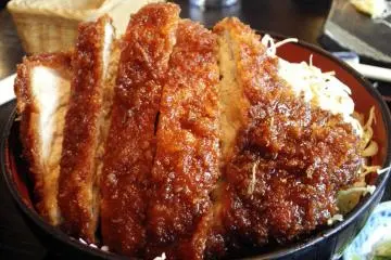 Sauce katsudon (Photo: <a href="https://www.flickr.com/photos/em2me/55553693/in/photolist-25FeYbx-9XaQQe-5UJbi-2icoGNg-2icr2Zb-2ics75j-DDZdg-DDZaK-6RW5jv-4PTUBZ-3Ugvr9/" target="_blank" rel="noreferrer noopener nofollow">Masao Hirasawa</a> / <a href="https://creativecommons.org/licenses/by-nd/2.0/" target="_blank" rel="noreferrer noopener nofollow">CC BY-ND 2.0</a>)