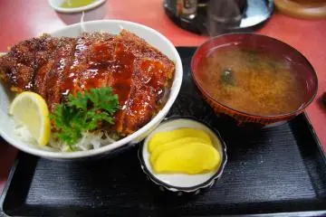 Sauce katsudon meal set (Photo: <a href="https://www.flickr.com/photos/ayumew/8296447718" target="_blank" rel="noreferrer noopener nofollow">ayu oshimi</a> / <a href="https://creativecommons.org/licenses/by-sa/2.0/" target="_blank" rel="noreferrer noopener nofollow">CC BY-SA 2.0</a>)