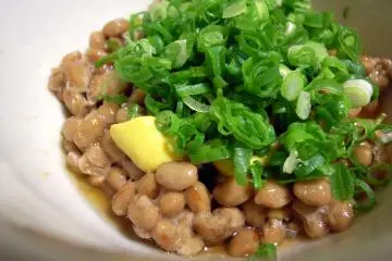 Natto (Photo: <a href="https://www.flickr.com/photos/spilt-milk/370706033/in/photolist-yKXZk-8LQ1hP-iH8n9-yKY3q-4M3Mg8-iH6La-rabsqi-7HVCoM-9vTuqG-9vQs1X-iH6L9-qwvicu-iH6Lb-iH6Le-iH6Lc-iH6Lg-4nL6P3-urxCeD-bmKsGp-9cfYFC-biH74P-ooqxK1-Ygwof9-oqoFKR-2Pckna-o793Zu-8AY5Hp-5oQ4s6-5oUmqy-vnJH-3JEUmJ-u9KU6f-4rgqfx-5oUmeU-4SvSgr-9Dy6ji-2fUSiD-bGzPHV-7m6RSQ-bph4iG-8eAZHF-8AY5NT-8N1Zz2-oqoFRc-9Qx7xc-9wsjXq-by1vDa-2hhgpi1-2PgR43-p9jjA" target="_blank" rel="noreferrer noopener nofollow">yoppy</a> / <a href="https://creativecommons.org/licenses/by/2.0/" target="_blank" rel="noreferrer noopener nofollow">CC BY 2.0</a>)