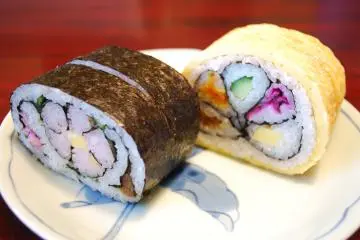 Futomakizushi (Photo: <a href="https://commons.wikimedia.org/wiki/File:Big_rolled_sushi,Hutomakizushi,Katori-city,Chiba,Japan.JPG" target="_blank" rel="noreferrer noopener nofollow">katorisi</a> / <a href="https://creativecommons.org/licenses/by-sa/3.0/deed.en" target="_blank" rel="noreferrer noopener nofollow">CC BY-SA 3.0</a>)