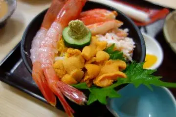 Kaisen-don, seafood on a bed of rice (Photo: <a href="https://www.flickr.com/photos/ladyous/9038867530" target="_blank" rel="noreferrer noopener nofollow">Richard, enjoy my life!</a> / <a href="https://creativecommons.org/licenses/by-sa/2.0/" target="_blank" rel="noreferrer noopener nofollow">CC BY-SA 2.0</a>)