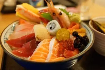 Kaisen-don, seafood on a bed of rice (Photo: <a href="https://www.flickr.com/photos/macglee/22673138137/in/photolist-AxxL3M-Bbw6Ua-AxxHYB-a2EXZG-AxxxLJ-mDPzZw-mDNs8a-q7TkcU-mDMQwH-mDPzg7-Bcvtgk-yGMmvC-S5L8tH-yGW7Ht-G3pEVk-JAAX5-RfvKRv-2iWrVsU-2iWtsTy-eFNDQQ-2e8kb7Y-hGFzdT-bX5TYE-hGFzGi-zndAVq-24probR-dZeDMx-SSJ7kE-24proE6-2eWhtTd-2gBVZP-RfvFyH-2f1SJLX-AporeQ-zniDXD-gDGfbD-zCHAvy-zCHyBy-2dUWVLw-RfvJhZ-t7urTu-23dzo43-RfvJ7Z-RfvHeM-q7TiEW-FBDb7w-KcjwmE-oFTTBa-eNS1pD-2f1SHC4" target="_blank" rel="noreferrer noopener nofollow">挪威 企鵝</a> / <a href="https://creativecommons.org/licenses/by-sa/2.0/" target="_blank" rel="noreferrer noopener nofollow">CC BY-SA 2.0</a>)