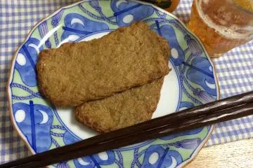 Jakoten, fish paste cakes (Photo: <a href="https://www.flickr.com/photos/yto/14222248773/in/photolist-8ieZNN-nELK4K-nmuNNd-nmuYhW-nCGD4g-9n83vp-8ieZWf-95dB4A-7fArZC-7BayQT-7hsToc-95axeB-7nhJpC-65EkBM-9HBaPr-67oWVm-7QJdbe-7QMv3N-54i7kg-9HE2Hu-65JC2j-7nhJg5-65EkGk-7BeoAN-kWsB7" target="_blank" rel="noreferrer noopener nofollow">Tatsuo Yamashita</a> / <a href="https://creativecommons.org/licenses/by/2.0/" target="_blank" rel="noreferrer noopener nofollow">CC BY 2.0</a>)