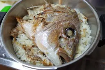 Tai-meshi, sea bream mixed with rice (Photo: <a href="https://www.flickr.com/photos/mah_japan/14763569721" target="_blank" rel="noreferrer noopener nofollow">Masahiko OHKUBO</a> / <a href="https://creativecommons.org/licenses/by/2.0/" target="_blank" rel="noreferrer noopener nofollow">CC BY 2.0</a>)