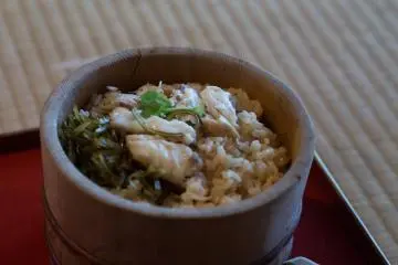 Taimeshi, sea bream and rice (Photo: <a href="https://www.flickr.com/photos/sun_summer/9818672375/" target="_blank" rel="noreferrer noopener nofollow">Sun Taro</a> / <a href="https://creativecommons.org/licenses/by-sa/2.0/" target="_blank" rel="noreferrer noopener nofollow">CC BY-SA 2.0</a>)