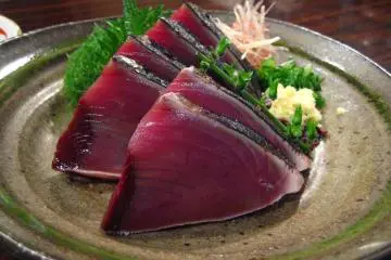 Katsuo no tataki (Photo: <a href="https://www.flickr.com/photos/ayustety/117911482" target="_blank" rel="noreferrer noopener nofollow">ayustety</a> / <a href="https://creativecommons.org/licenses/by-sa/2.0/" target="_blank" rel="noreferrer noopener nofollow">CC BY-SA 2.0</a>)