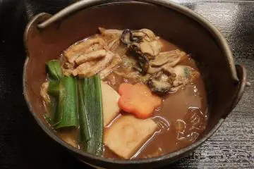 Kaki no dotenabe, oyster hotpot (Photo: <a href="https://commons.m.wikimedia.org/wiki/File:Kaki-no-dotenabe,_at_The_Meshiya_(2014-10-18)_1.JPG" target="_blank" rel="noreferrer noopener nofollow">Lombroso</a> / <a href="https://creativecommons.org/licenses/by-sa/4.0/deed.en" target="_blank" rel="noreferrer noopener nofollow">CC BY-SA 4.0</a>)