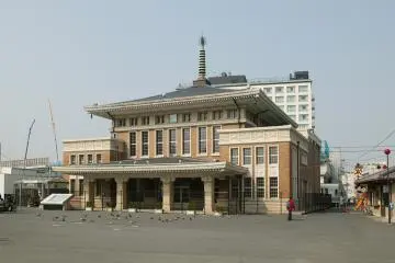 Old Nara Station opposite to the East exit (Photo: <a href="http://commons.wikimedia.org/wiki/File:JR_West_Old_Nara_Station_building_003.JPG" target="_blank" rel="noreferrer noopener nofollow">Wikimedia</a>)