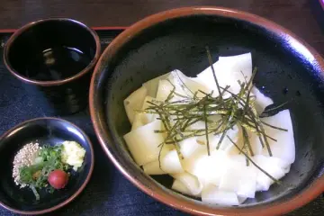 Shino udon (Photo: <a href="https://commons.wikimedia.org/wiki/File:Shinoudon.png" target="_blank" rel="noreferrer noopener nofollow">Awoono</a> / <a href="https://creativecommons.org/licenses/by-sa/4.0/deed.en" target="_blank" rel="noreferrer noopener nofollow">CC BY-SA 4.0</a>)