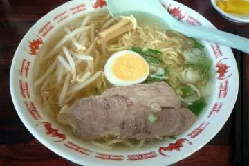 Gyukotsu ramen (Photo: <a href="https://ja.m.wikipedia.org/wiki/%E3%83%95%E3%82%A1%E3%82%A4%E3%83%AB:Tottori_Gy%C5%ABkotsu_Ramen.jpg" target="_blank" rel="noreferrer noopener nofollow">Flow in edgewise</a> / <a href="https://creativecommons.org/licenses/by/3.0/" target="_blank" rel="noreferrer noopener nofollow">CC BY 3.0</a>)