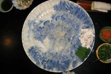 Fugu sashimi (Photo: <a href="https://commons.wikimedia.org/wiki/File:Fugu-no-Sashimi(Totafugu).JPG" target="_blank" rel="noreferrer noopener nofollow">Qwert1234</a> / <a href="https://creativecommons.org/licenses/by-sa/3.0/deed.en" target="_blank" rel="noreferrer noopener nofollow">CC BY-SA 3.0</a>)