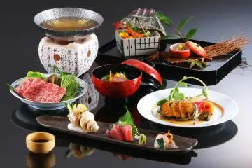 Kaiseki ryori (Photo: <a href="https://www.flickr.com/photos/kinosakionsen/39923580922/in/photolist-23PUMG7-2aBddk2-z8JcxC-iPMcT-dSQVCi-iPMbu-293i8oi-2am3m5m-NhYdJ9-29vShcS-z8JdwG-asYha6-NhYdRU-bGzLYr-bGzPHV-DwxGQr-UUeLHU-zo1VKL-btF1Mq-JrBB5S-293i8x6-agkLhG-39e4qe-btF1b5-2aBcZaK-fsLhHt-asYhgn-UcPJSG-5Hw9ri-qsT6uZ-rs1sjb-z8H2Cm-VhS554-GAWDqw-BqAaBL-bGzNHk-ciJ1WW-zZtGqd-pw4HoA-btEXKS-soYEEK-bnr2MU-rscM54-FEKNrz-hH6V2-b4PR7a-Kh3uTE-aHY5xp-asYhbB-b4PRf4" target="_blank" rel="noreferrer noopener nofollow">Nishimuraya Kinosaki Onsen</a> / <a href="https://creativecommons.org/licenses/by/2.0/" target="_blank" rel="noreferrer noopener nofollow">CC BY 2.0</a>)