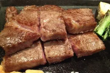 Kobe beef (Photo: <a href="https://www.flickr.com/photos/kalleboo/6816397673/in/photolist-bokPxP-chC4o-chC4e-gRZ8M-4AyDht-2aF8Ys-2aFadh-J1fdD-ot8Wba-uaZP-9AKAMT-3ht5BG-ezbAuy-9Ynhz-6Aedx-6i22cX-52Ek5q-GfKCXE-6vumJu-6i6axq-nTKH8F-6i6apq-z8RU1A-bokPFk-3bcBN5-3b87tD-byhT1J-3b87Ce-6Ywu3t-nSmkNk-6i6arN-3eUg5q-aVAWqn-59ezY9-6i6aAE-9A4tF6-7sueZD-6i6auA-aVAWf2-9A7rMY-6i228x-6i21UH-qJ5r1y-9A7se3-4obnZX-4AdtbD-srN9b-aQk5fM-6i22mD-6i6aJY" target="_blank" rel="noreferrer noopener nofollow">Karl Baron</a> / <a href="https://creativecommons.org/licenses/by/2.0/" target="_blank" rel="noreferrer noopener nofollow">CC BY 2.0</a>)