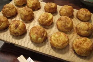 Akashiyaki (Photo: <a href="https://commons.wikimedia.org/wiki/File:Akashiyaki_Tamagoyaki.JPG" target="_blank" rel="noreferrer noopener nofollow">Midori</a> / <a href="https://creativecommons.org/licenses/by-sa/3.0/deed.en" target="_blank" rel="noreferrer noopener nofollow">CC BY-SA 3.0</a>)