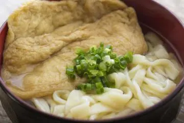 Kitsune udon (Photo: <a href="https://www.flickr.com/photos/onigiri_chang/8499072921" target="_blank" rel="noreferrer noopener nofollow">Hiroyuki Takeda</a> / <a href="https://creativecommons.org/licenses/by-nd/2.0/" target="_blank" rel="noreferrer noopener nofollow">CC BY-ND 2.0</a>)