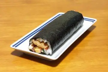 Ehomaki (Photo: <a href="https://ja.m.wikipedia.org/wiki/%E3%83%95%E3%82%A1%E3%82%A4%E3%83%AB:Futomaki_zushi_in_201902.jpg" target="_blank" rel="noreferrer noopener nofollow">Mc681</a> / <a href="https://creativecommons.org/licenses/by-sa/4.0/deed.en" target="_blank" rel="noreferrer noopener nofollow">CC BY-SA 4.0</a>)