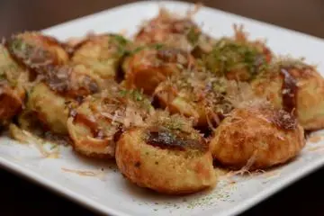 Takoyaki (Photo: <a href="https://www.flickr.com/photos/gaku/5196299591/in/photolist-8VboQg-P5b2xo-5wR65-597Afu-P7XkET-2GXaEZ-7NFvZK-5u8TNt-5udgJh-7NfYBV-8xWjtt-3eUwip-a91jom-5u8SY4-5pVk3Q-PbzQqh-2QKZJ-qjmvD-7jWMLW-6uoGYu-6jWqef-gTxhA-acxEu-4J85BD-cazMSm-2AW6MX-7MDot-5pVkBs-mBimM-5pR1MP-QZ4KS-7b32LJ-kn743g-r5Tgg4-r5TgAH-gTxhB-gTxhD-4F5PLA-emHohE-emHpMq-emtyUa-gQzT1C-8MYb4D-emtxaV-cgkviN-r9k6LJ-oThmo1-6EaiUu-6adryY-96wmaF" target="_blank" rel="noreferrer noopener nofollow">gaku.</a> / <a href="https://creativecommons.org/licenses/by/2.0/" target="_blank" rel="noreferrer noopener nofollow">CC BY 2.0</a>)