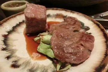 Hida beef (Photo: <a href="https://www.flickr.com/photos/shisho_1975/7676243768/in/photolist-5pVXKY-CHvCfG-ZHJFYh-agpw4K-XxKtoY-9MMaLA-6ZKXkJ-b7LNU8-cGjwKy-qa76Dj-qa8yjw-cGjAUU-cGjFgu-cGjKQu-j12B4z-j13pVS-9MMbrJ-pSKrCT-qa8xhm-pSBKqw-pdcwEo-pSBLDd-dSQUP2-qa8CqC-WzemSM-9MMbMm-6is4i-b7LNC8-hB72fj-XxKunS-5xFo3N-a4ssKg-dSWv3U-WwUvqb-WwUuDw-WwUvHA-yYoDwx-a4vuQs-a4vpth-3kC4KB-agsdTA-WwWT2y-WHhkso-XxKtG3-WzeeWc-XxKu4L-WwUv99-a4sFta-Fx8BAS-FABBpL" target="_blank" rel="noreferrer noopener nofollow">shinji_w</a> / <a href="https://creativecommons.org/licenses/by/4.0/" target="_blank" rel="noreferrer noopener nofollow">CC BY 4.0</a>)