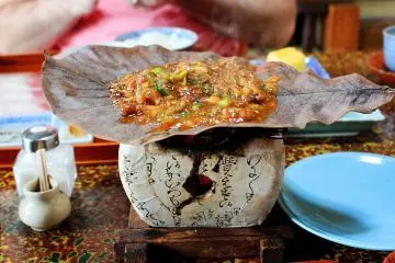 Hoba miso (Photo: <a href="https://www.flickr.com/photos/aschaf/3810540426/in/photolist-a4vqqQ-qRHce-evFnY-6NJ1US-6NDP8F-FABBpL-Gw81aR" target="_blank" rel="noreferrer noopener nofollow">Andrea Schaffer</a> / <a href="https://creativecommons.org/licenses/by/2.0/" target="_blank" rel="noreferrer noopener nofollow">CC BY 2.0</a>)