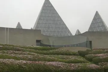 A closer look at the pyramid-styled architecture (Photo: <a href="https://upload.wikimedia.org/wikipedia/ja/3/3a/Nima_Sandmuseum.jpg" target="_blank" rel="noreferrer noopener nofollow">Alfalfa / CC By SA 3.0</a>)