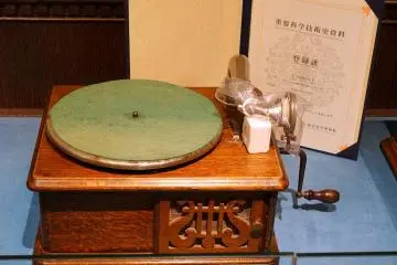 A Japanese Nipponophone from 1911 (Photo: <a href="https://commons.wikimedia.org/wiki/File:Uphone_1,_Nipponophone,_Japan,_1911_-_Kanazawa_Phonograph_Museum_-_Kanazawa,_Japan_-_DSC01017.jpg" target="_blank" rel="noreferrer noopener nofollow">Daderot / Public Domain</a>)