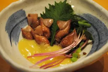 Hotaru-ika (Photo: <a href="https://ja.m.wikipedia.org/wiki/%E3%83%95%E3%82%A1%E3%82%A4%E3%83%AB:Boiled_firefly_squids,_with_vinegared_miso.jpg" target="_blank" rel="noreferrer noopener nofollow">Lombroso</a> / <a href="https://creativecommons.org/licenses/by-sa/3.0/deed.en" target="_blank" rel="noreferrer noopener nofollow">CC BY-SA 3.0</a>)