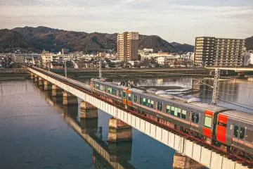The JR Kabe Line travelling over the Ota River (Photo: eggbank / Unsplash)