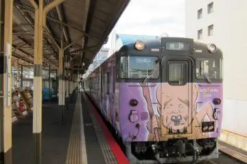 One of the GeGeGe no Kitaro trains (Photo: <a href="https://commons.wikimedia.org/wiki/File:Kiha_47_Gegege_no_Kitaro_Yonago_Station_2014-08-31.jpg" target="_blank" rel="noreferrer noopener nofollow">Kuruman</a> / <a href="https://creativecommons.org/licenses/by-sa/2.0/" target="_blank" rel="noreferrer noopener nofollow">CC BY-SA 2.0</a>)