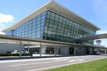 The exterior of the airport (Photo: <a href="https://commons.wikimedia.org/wiki/File:Asahikawa-airport.jpg" target="_blank" rel="noreferrer noopener nofollow">Birdman / CC By SA 3.0</a>)