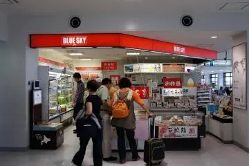Convenience store at the airport (Photo: <a href="https://commons.wikimedia.org/wiki/File:Memanbetsu_Airport11n.jpg" target="_blank" rel="noreferrer noopener nofollow">663highland / CC By SA 3.0</a>)