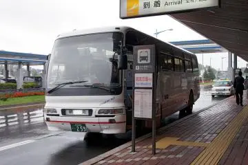 Bus services are available at the front of the airport (Photo: <a href="https://commons.wikimedia.org/wiki/File:Memanbetsu_Airport14n.jpg" target="_blank" rel="noreferrer noopener nofollow">663highland / CC By SA 3.0</a>)