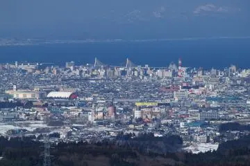 The airport puts you in close proximity to all that Aomori City has to offer (Photo: <a href="https://commons.wikimedia.org/wiki/File:Aomori_city_from_Hakkoda.jpg" target="_blank" rel="noreferrer noopener nofollow">Angaurits / Public Domain</a>)