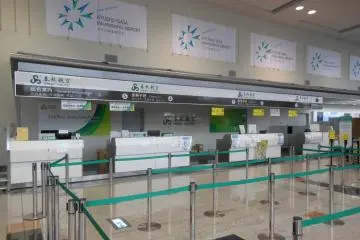 One of the check in counters (Photo: <a href="https://en.wikipedia.org/wiki/Saga_Airport#/media/File:Saga_Airport_Spring_Airlines_check-in_counter.JPG" target="_blank" rel="noreferrer noopener nofollow">Pekachu / CC By SA 4.0</a>)