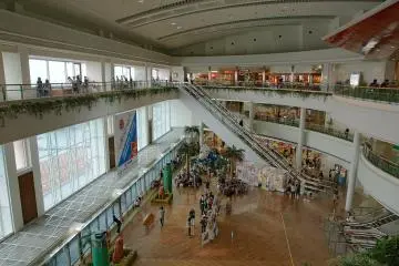 There are plenty of restaurants and retail stores inside (Photo: <a href="https://upload.wikimedia.org/wikipedia/commons/thumb/9/97/Naha_Airport04n4272.jpg/1280px-Naha_Airport04n4272.jpg" target="_blank" rel="noreferrer noopener nofollow">663 highland / CC BY SA 3.0</a>)