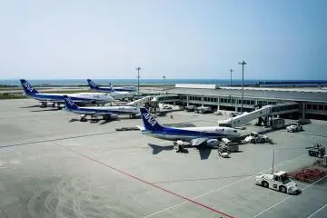 Both domestic and international routes operate through this airport (Photo: <a href="https://upload.wikimedia.org/wikipedia/commons/thumb/3/31/Naha_Airport07n4272.jpg/1280px-Naha_Airport07n4272.jpg" target="_blank" rel="noreferrer noopener nofollow">663 highland / CC BY SA 3.0</a>)