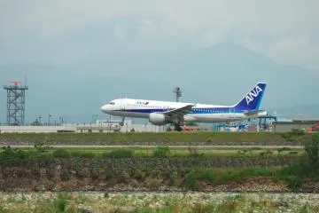 An ANA plane at Toyama Airport (Photo: <a href="https://www.flickr.com/photos/woinary/570517265/" target="_blank" rel="noreferrer noopener nofollow">Yamaguchi Yoshiaki </a> / <a href="https://creativecommons.org/licenses/by-sa/2.0/" target="_blank" rel="noreferrer noopener nofollow">CC BY-SA 2.0</a>)