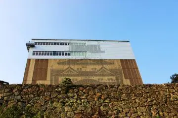 The castle is no longer visible from the castle park, as a temporary building has been built around it. They do, however, have an image of the castle on the outside wall to give you an idea of what lies inside (Photo: Bret de Colebi)