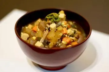 Kenojiru (Photo: <a href="https://commons.wikimedia.org/wiki/File:%E5%AE%B6%E5%BA%AD%E3%81%A7%E4%BD%9C%E3%81%A3%E3%81%9F%E3%80%81%E3%81%91%E3%81%AE%E6%B1%81.jpg" target="_blank" rel="noreferrer noopener nofollow">EAT&ART TARO</a> / <a href="https://creativecommons.org/licenses/by-sa/4.0/deed.en" target="_blank" rel="noreferrer noopener nofollow">CC BY-SA 4.0</a>)