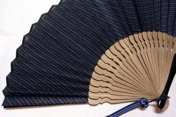 Batteries not included (Photo: <a href="https://commons.wikimedia.org/wiki/File:Japanese_fan_with_Ojiya-chijimi.jpg" target="_blank" rel="noreferrer noopener nofollow">eiko_eiko</a> / <a href="https://creativecommons.org/licenses/by-sa/3.0/deed.en" target="_blank" rel="noreferrer noopener nofollow">CC BY-SA 3.0</a>)