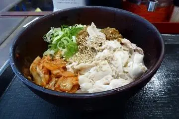 Rei shabu is a refreshing summertime dish (Photo: <a href="https://commons.wikimedia.org/wiki/File:Nakau_Cold_Pork-shabu_Kimch_Tantan_udon.jpg" target="_blank" rel="noreferrer noopener nofollow">Tokumeigakarinoaoshima</a> / <a href="https://creativecommons.org/licenses/by-sa/4.0/deed.en" target="_blank" rel="noreferrer noopener nofollow">CC BY-SA 4.0</a>)