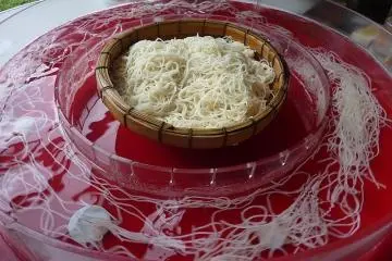 Pass the sauce! (Photo: <a href="https://commons.wikimedia.org/wiki/File:Soumen_Nagashi_in_Kamikawa.JPG" target="_blank" rel="noreferrer noopener nofollow">Sanjo</a> / <a href="https://creativecommons.org/licenses/by-sa/3.0/deed.en" target="_blank" rel="noreferrer noopener nofollow">CC BY-SA 3.0</a>)