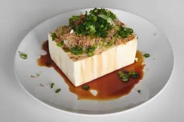 Toppings galore (Photo: <a href="https://commons.wikimedia.org/wiki/File:Hiyayakko_with_bonito_flakes_and_welsh_onion_2.jpg" target="_blank" rel="noreferrer noopener nofollow">Dllu</a> / <a href="https://creativecommons.org/licenses/by-sa/4.0/deed.en" target="_blank" rel="noreferrer noopener nofollow">CC BY-SA 4.0</a>)