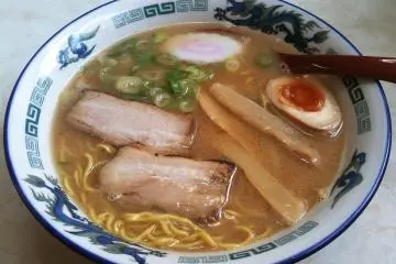 Asahikawa ramen (Photo: <a href="https://commons.wikimedia.org/wiki/File:%E6%97%AD%E5%B7%9D%E3%83%A9%E3%83%BC%E3%83%A1%E3%83%B3.jpg" target="_blank" rel="noreferrer noopener nofollow">Kazuyoshi Yura</a> / <a href="https://creativecommons.org/licenses/by-sa/3.0/deed.en" target="_blank" rel="noreferrer noopener nofollow">CC BY-SA 3.0</a>)
