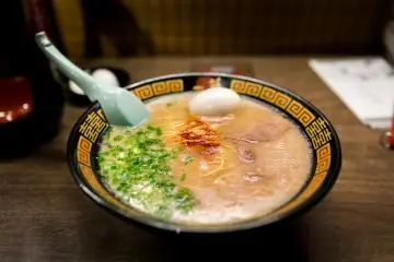 Hakata ramen, Fukuoka (Photo: <a href="https://www.flickr.com/photos/cityfoodsters/19318689832/" target="_blank" rel="noreferrer noopener nofollow">City Foodsters</a> / <a href="https://creativecommons.org/licenses/by/2.0/" target="_blank" rel="noreferrer noopener nofollow">CC BY 2.0</a>)