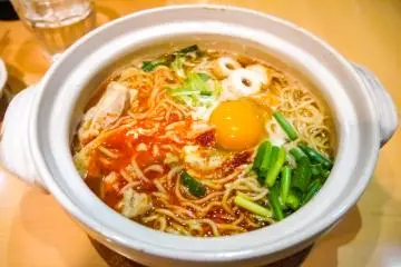 Nabeyaki ramen, Kochi (Photo: <a href="https://commons.wikimedia.org/wiki/File:%E9%8D%8B%E7%84%BC%E3%81%8D%E3%83%A9%E3%83%BC%E3%83%A1%E3%83%B3%EF%BC%88%E9%AD%82%E9%BA%BA%EF%BC%89.jpg" target="_blank" rel="noreferrer noopener nofollow">くろふね</a> / <a href="https://creativecommons.org/licenses/by-sa/4.0/deed.en" target="_blank" rel="noreferrer noopener nofollow">CC BY-SA 4.0</a>)
